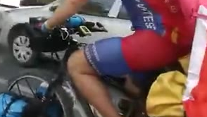 马路边上和外国自行车骑手对话
